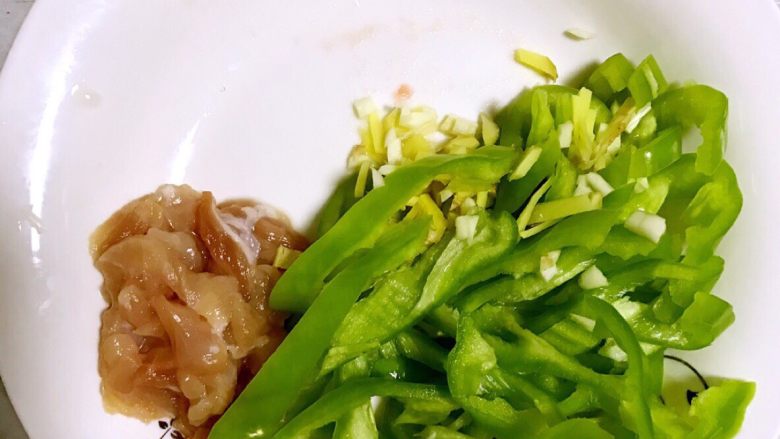 西红柿🍅炒花菜,<a style='color:red;display:inline-block;' href='/shicai/ 61'>青椒</a>,肉,大蒜,生姜切丝待用