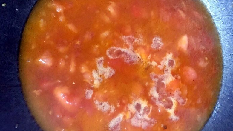 西红柿🍅炒花菜,西红柿变成汁,然后加入水烧开