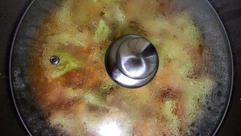 西红柿🍅炒花菜,加入花菜一起煮,使西红柿的汁能进花菜