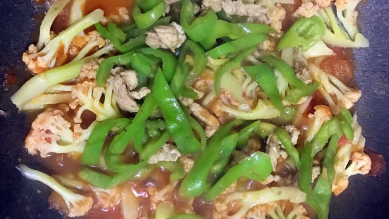 西红柿🍅炒花菜,等花菜差不多可以吃的时候,倒入已炒好的青椒肉丝翻炒