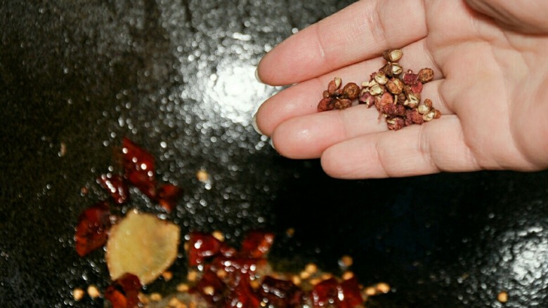 干锅茶树菇,加<a style='color:red;display:inline-block;' href='/shicai/ 700'>花椒</a>和<a style='color:red;display:inline-block;' href='/shicai/ 705'>豆瓣酱</a>炒出红油。