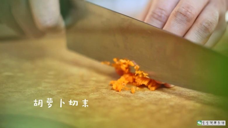 奶酪蔬菜饼,胡萝卜切末。