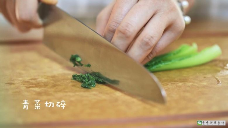 奶酪蔬菜饼,水烧开后,青菜入锅焯水。青菜叶切碎。