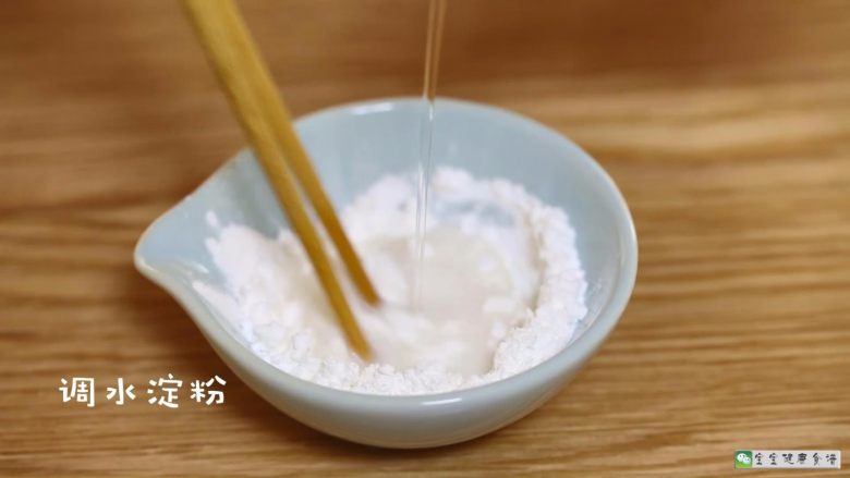 奶酪蔬菜饼,调水淀粉。
Tips: 如果将淀粉和清水直接倒入蛋液中的话,可能会有点小疙瘩,所以我习惯先将水和淀粉混后。