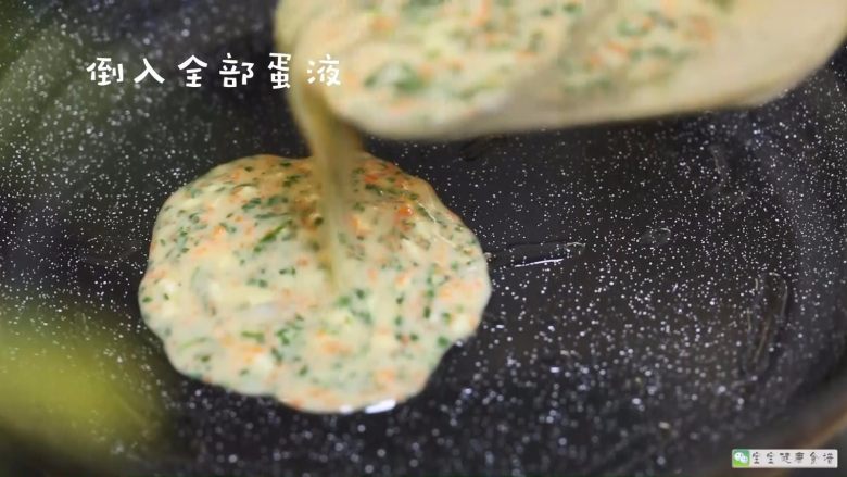 奶酪蔬菜饼,锅烧热后加少许油,用硅胶刷抹匀,倒入全部蛋液,一直小火。