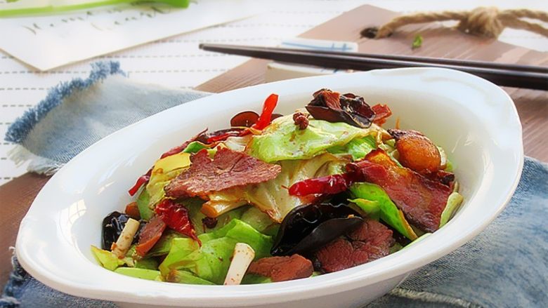 腊肉蒜香卷心菜,全程不用加水,干炒完成,喜欢酸味的,还可以加点醋调味,根据自己口味喜好变换即可
