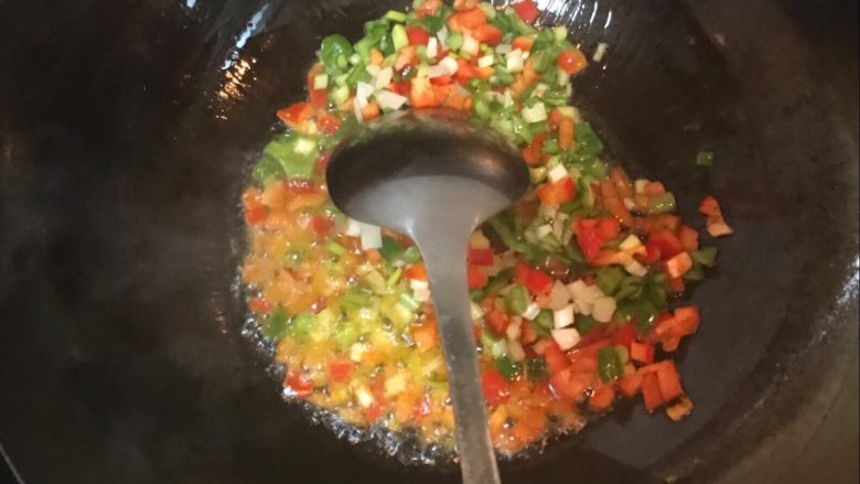 蒜香蛋炒饭,开火加热锅内余油加入大葱、红辣椒、咸盐炒香后加入剩米饭炒均匀,加入煎好的鸡蛋炒匀,加入蒜末爆香(关键技术)后加入小葱花拌匀即可。