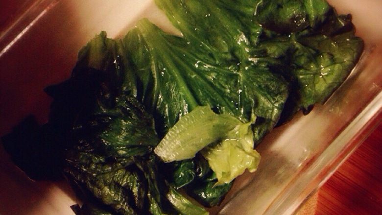 有乌冬面的便当,生菜捣一下热水,捞出,垫一片在饭盒底部