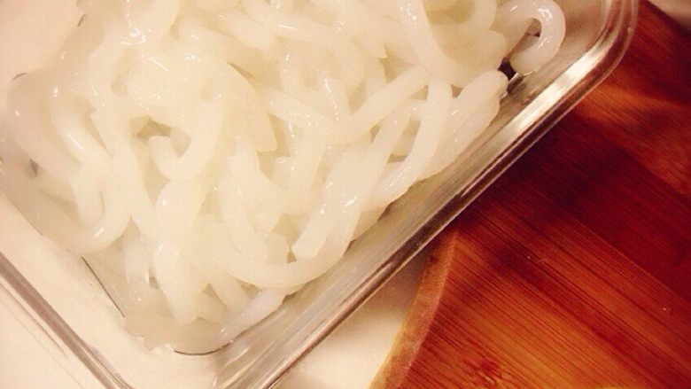 有乌冬面的便当,铺在生菜上