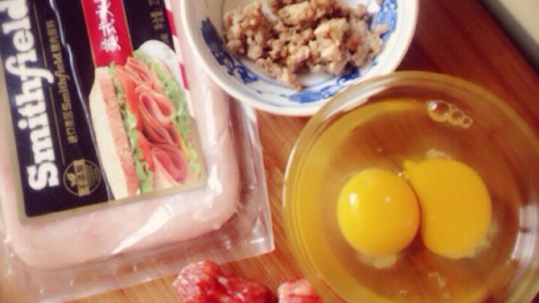 有肉枣,肉饼蒸蛋的便当季,准备食材,大米电饭锅里煮熟
