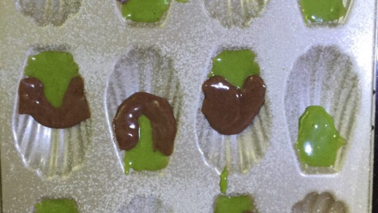 三色法式玛德琳蛋糕,在模具里先挤上一点点抹茶面糊,再挤上一点点可可面糊,这样做造型,造型很随意,想怎样弄就怎样弄