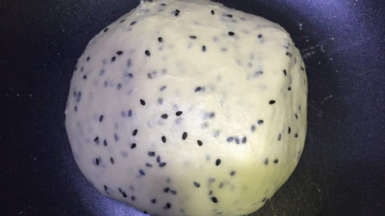 黑芝麻椰蓉面包棒,再放室温软化好的黄油,再按一个和面20分钟,再加入黑芝麻揉至均匀即可