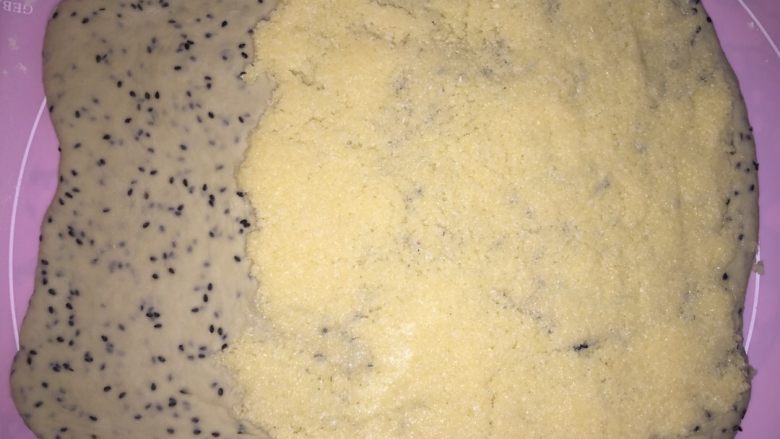 黑芝麻椰蓉面包棒,松弛好的面团擀成长方形,然后翻面后在表面的2/3的地方抹上椰蓉馅