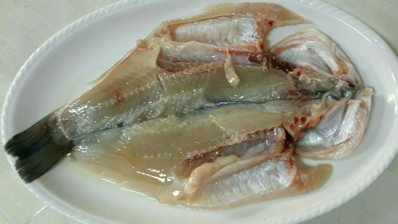 剁椒鲈鱼 (配香葱剁椒面),如图改刀
