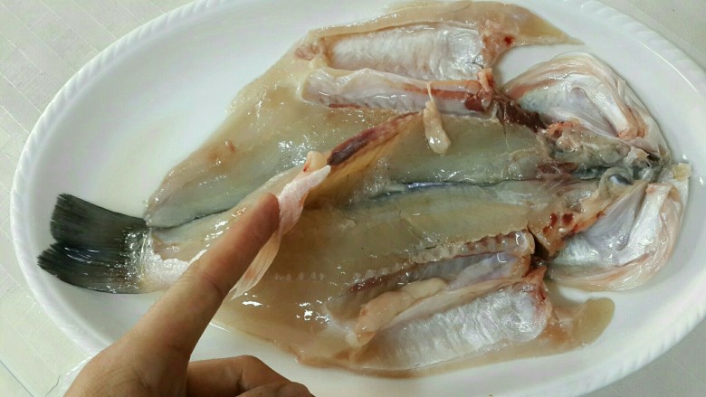 剁椒鲈鱼 (配香葱剁椒面),仔细观察