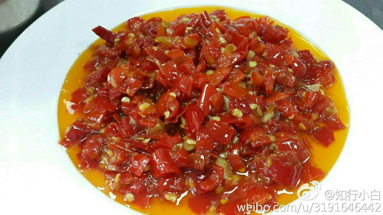 剁椒鲈鱼 (配香葱剁椒面),<a style='color:red;display:inline-block;' href='/shicai/ 803'>剁椒</a>。市场有售,我的是自制,