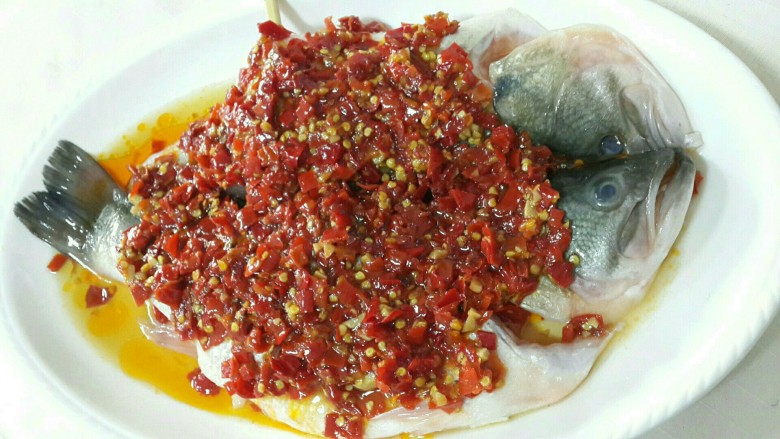 剁椒鲈鱼 (配香葱剁椒面),如图,放剁椒,油和,