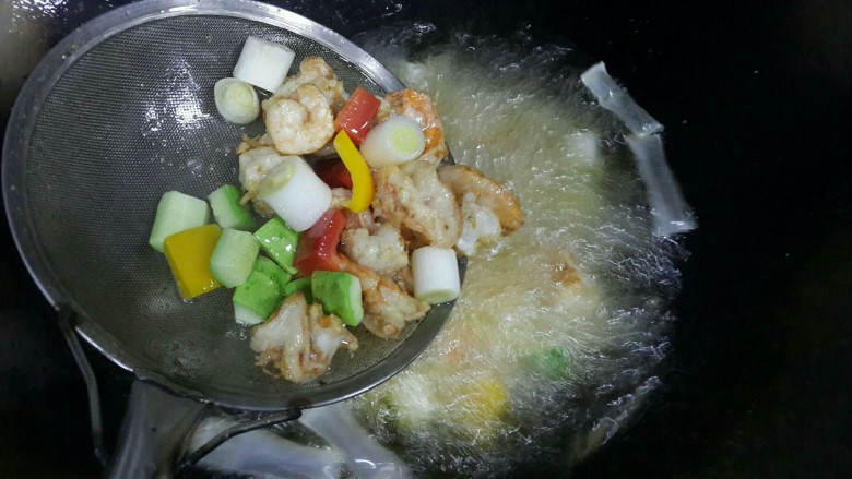 清炒大虾球,大概10秒,随后过葱丁等