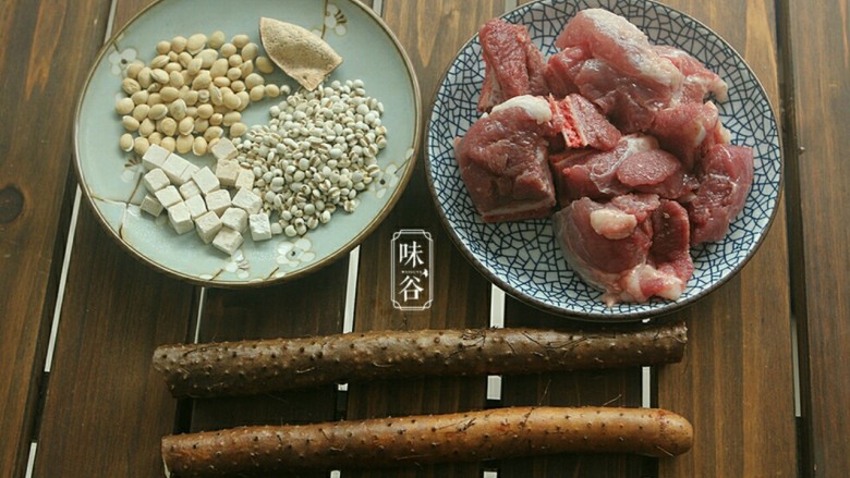 健脾祛湿的淮山薏米猪骨汤,准备好材料,<a style='color:red;display:inline-block;' href='/shicai/ 947'>猪骨</a>斩好大块。