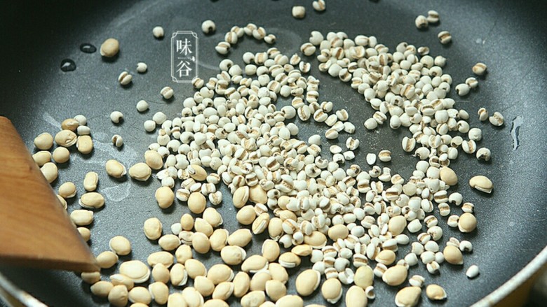 健脾祛湿的淮山薏米猪骨汤,扁豆、<a style='color:red;display:inline-block;' href='/shicai/ 494'>薏米</a>用锅中小火干炒。(可以先用湿布来回搓干净再炒)