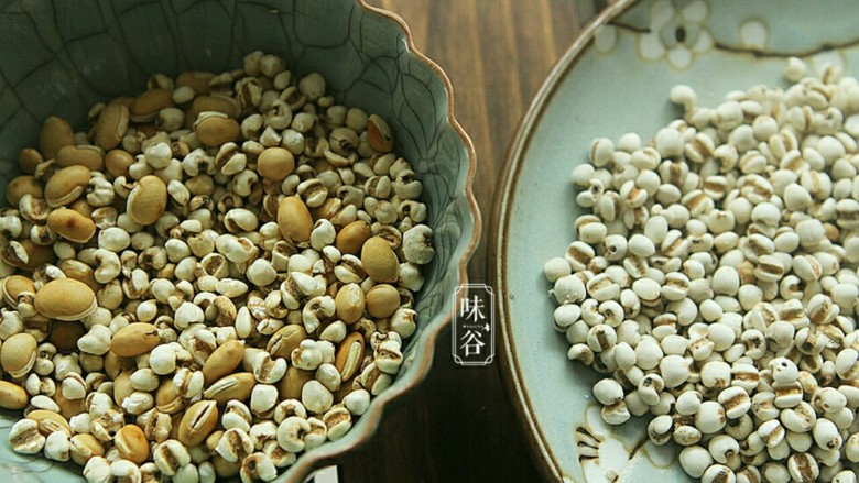 健脾祛湿的淮山薏米猪骨汤,炒至微黄色取出,放凉,略有焦斑,微香。可以看出对比来,左边是炒好的扁豆、薏米,右边是原来的颜 色。