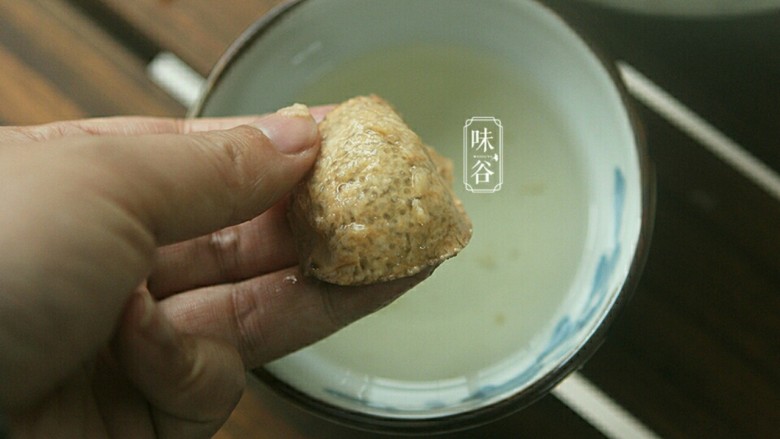 健脾祛湿的淮山薏米猪骨汤,<a style='color:red;display:inline-block;' href='/shicai/ 3772'>陈皮</a>洗净,浸泡一会,然后把白瓤刮掉.。