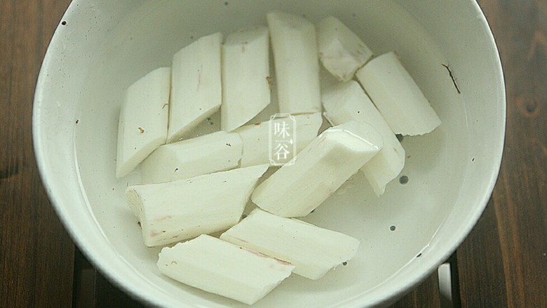健脾祛湿的淮山薏米猪骨汤,山药洗干净去皮后,切好的山药放在盐水里就不会变黑了。新鲜山药切开时会有黏液,极易滑刀伤手,可 以先用清水加少许醋洗,这样可减少黏液。