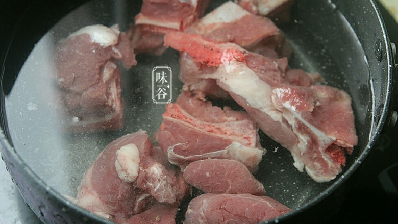 健脾祛湿的淮山薏米猪骨汤,猪扇骨洗净后斩大件,放到锅里加水大火煮开1分钟。