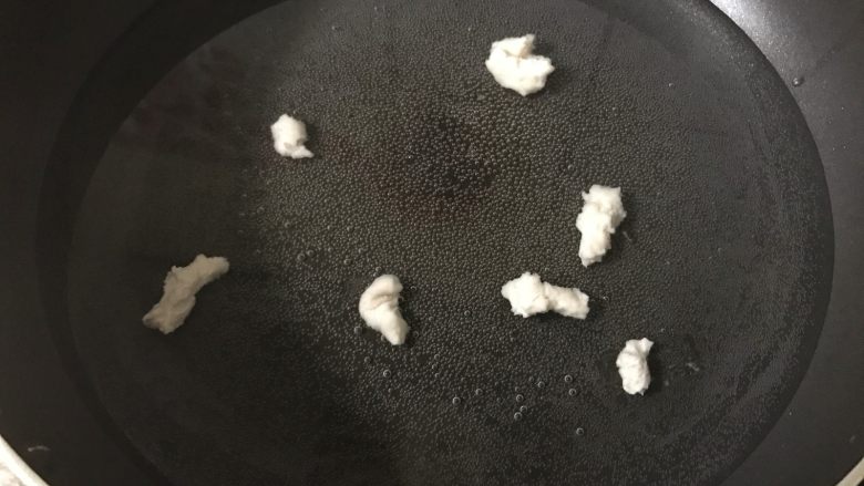 家常疙瘩汤,锅内加一大碗水或高汤,烧热后讲面团一点点揪成小块儿下入锅中。