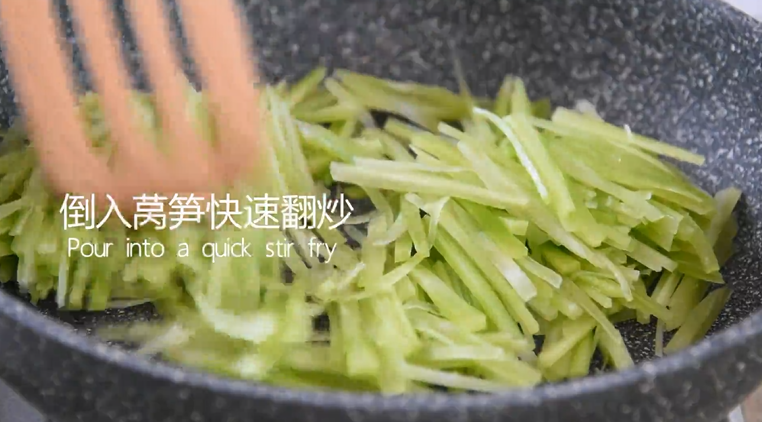 春季的“黄金菜”：清炒莴笋,倒入莴笋快速翻炒