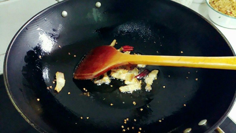 胡萝卜烧羊肉,首先将切好的<a style='color:red;display:inline-block;' href='/shicai/ 428'>五花肉</a>同生姜辣椒花椒一起下锅煸炒,炒出香味