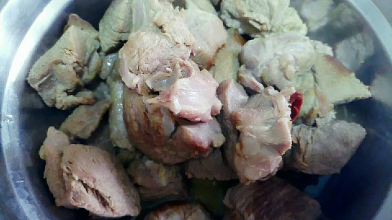 胡萝卜烧羊肉,提前焯好的羊肉,焯羊肉记得加生姜哦~