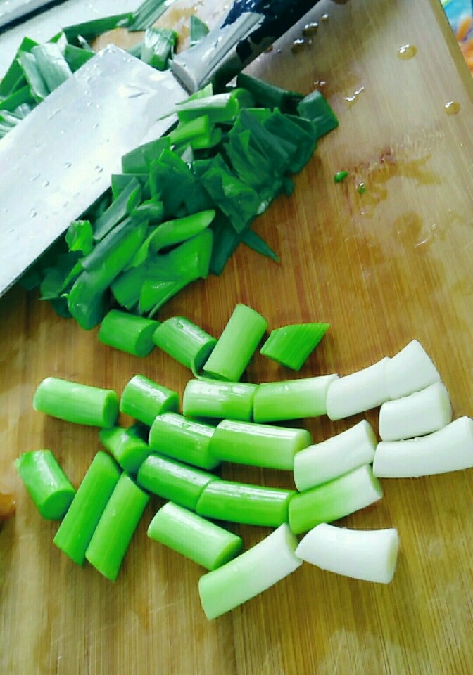 胡萝卜烧羊肉,切好大蒜,记得葱白葱叶要分开~