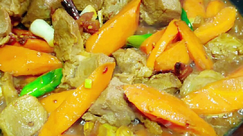 胡萝卜烧羊肉,加调料翻炒!!!料酒酱油生抽老干妈胡椒盐!想加什么加什么!口味越重越好!
