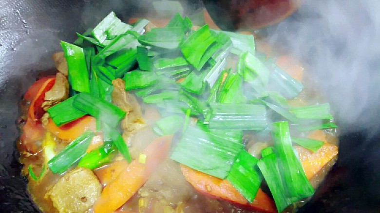 胡萝卜烧羊肉,加大蒜叶子!