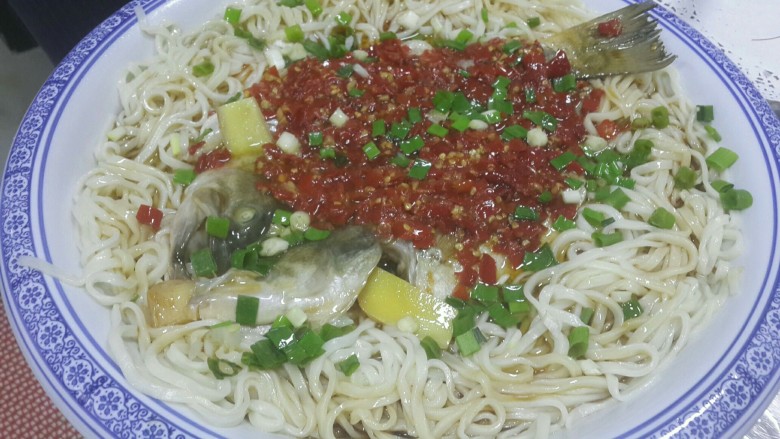 剁椒鲈鱼  （配香葱剁椒面）