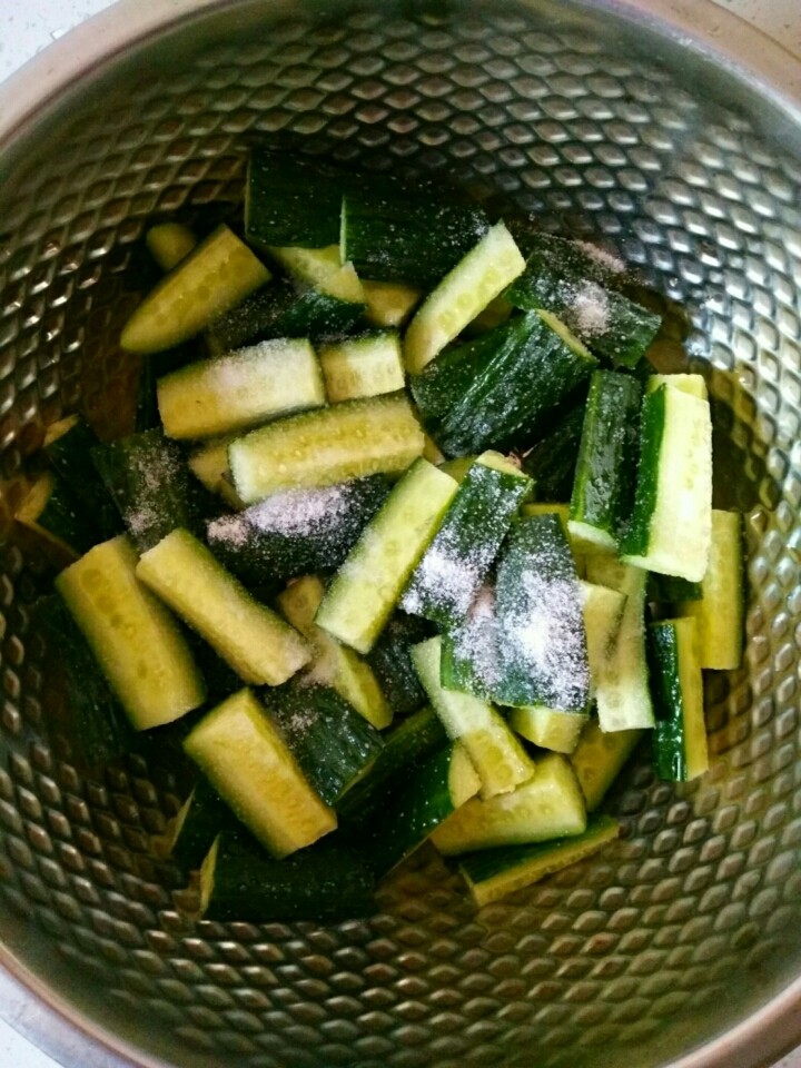 家腌脆黄瓜,撒少量盐,拌匀,腌渍2―3小时。
