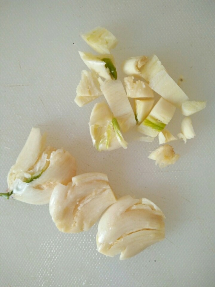 家腌脆黄瓜,大蒜用刀拍扁,切2、3刀。