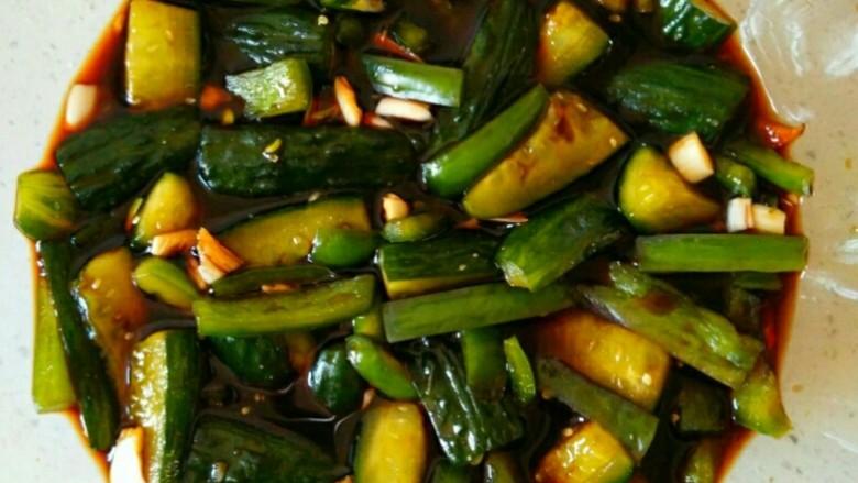 家腌脆黄瓜,装在玻璃瓶或保鲜盒里,放入冰箱冷藏,可食用1周左右。
