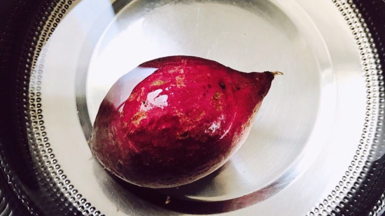 紫薯牛奶🍠懒人版,紫薯放入锅中煮熟，我是用之前在寝室时买的那种小煮锅