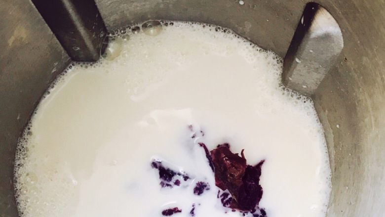 紫薯牛奶🍠懒人版,榨汁机或者辅食机的推荐用，我家里木有，所以只能用豆浆机来搅拌！
豆浆机容易糊底，榨汁机和辅食机弄好后要和热的需另外加热