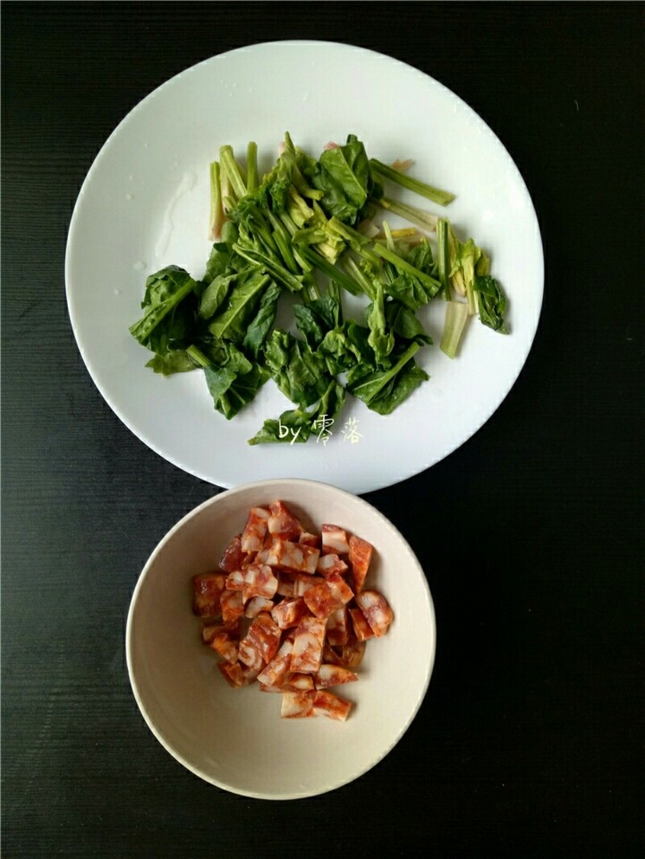 香锅炒面,腊肠切丁;菠菜切段;