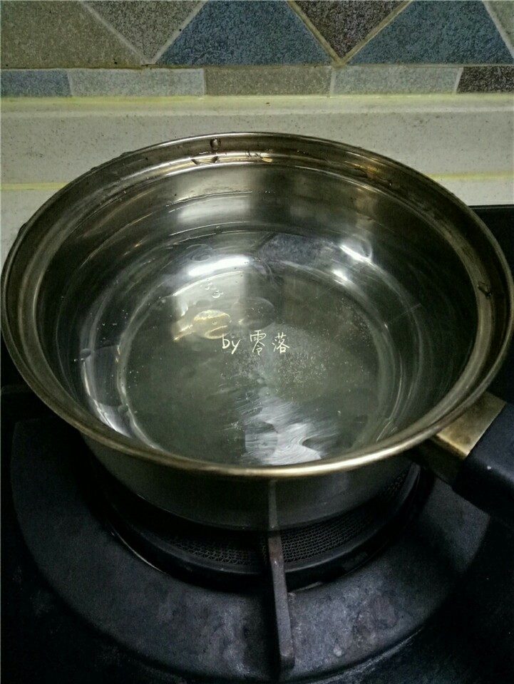 香锅炒面,煮锅里倒入适量清水,放入适量盐,油烧开;