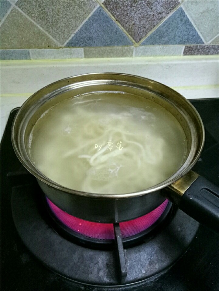 香锅炒面,将面条放进锅里,煮至8分熟;