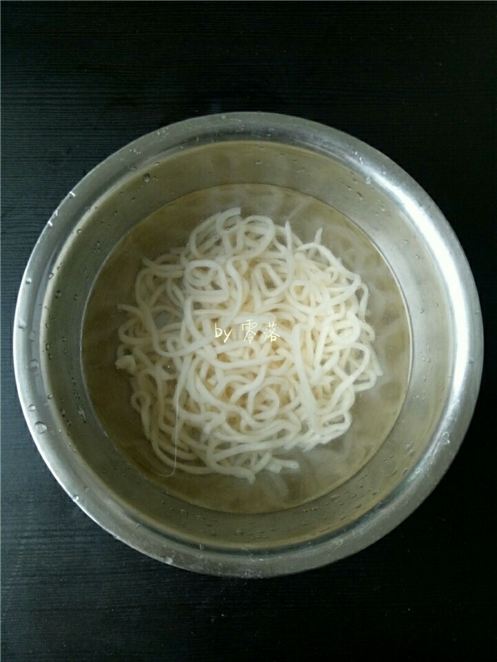 香锅炒面,面条捞出,用凉白开浸泡;