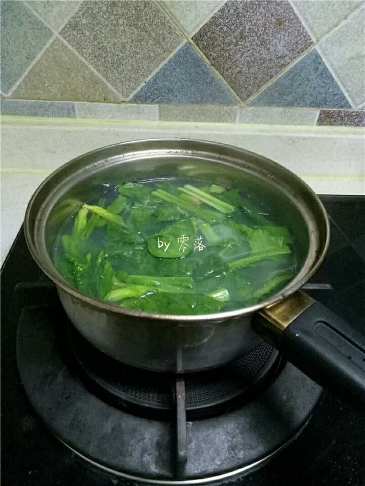 香锅炒面,菠菜放入煮面条的锅里焯水,菠菜放进去,就立即捞出来;