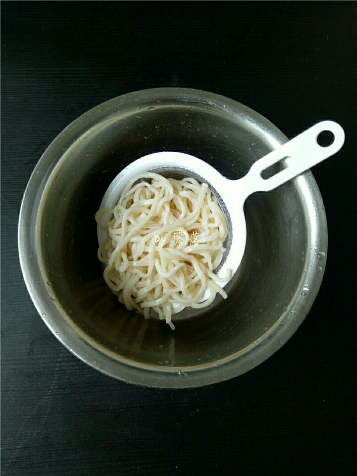 香锅炒面,面条烹饪前,沥干水分备用;