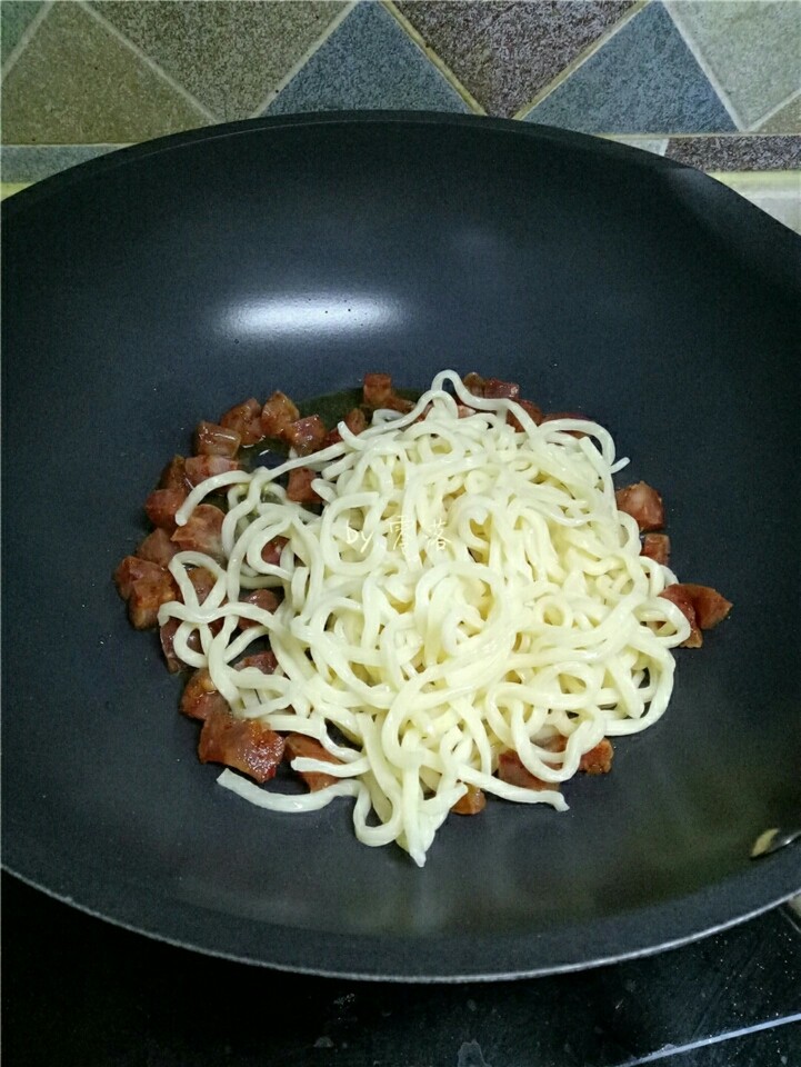 香锅炒面,再放入面条;