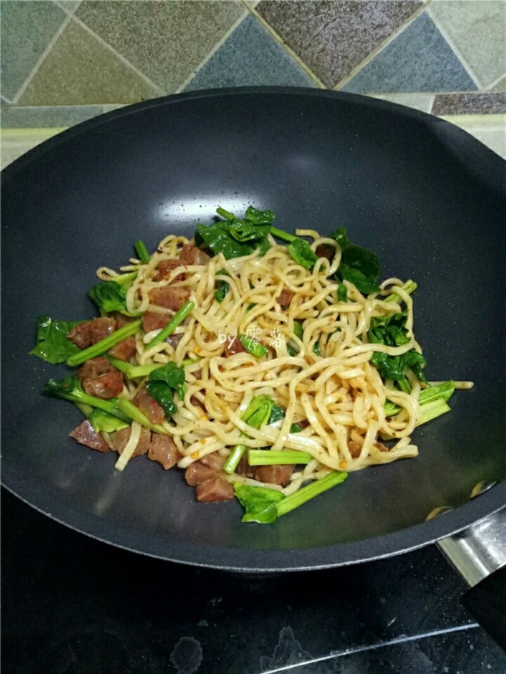 香锅炒面,继续拨炒,放入菠菜炒匀;