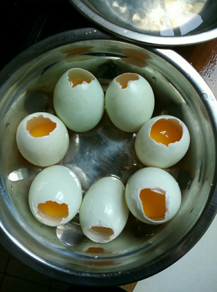 米饭蛋,用筷子轻轻敲打蛋，剥掉碎壳，倒出蛋清，蛋清留着可以炒菜